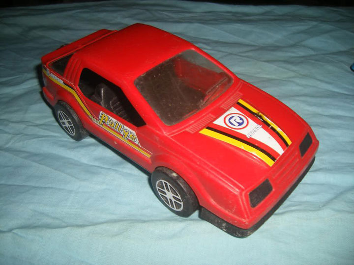 coche-juguete-antiuguo